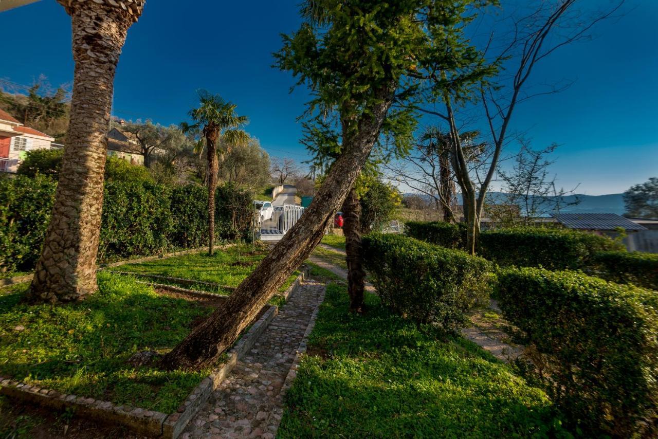 Holiday Home Nives Tivat Exterior foto